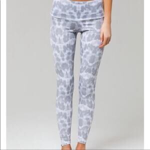 NWT! Onzie Nocturnal Leopard Leggings Size Small/Medium